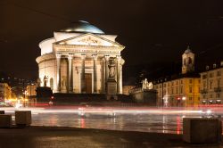 Torino by night: la chiesa della Gran Madre di Dio è ancora più bella con il cielo buio sullo sfondo, completamente illuminata all'esterno. Fiera sul suo piedistallo, più ...