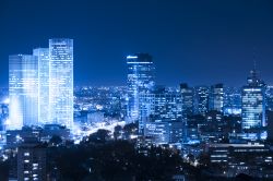 Tel Aviv by night: lo skyline della città israeliana è uno spettacolo vertiginoso di luci e grattacieli. Lo Shalom è il grattacielo più alto di tutti (140 m), e a ...