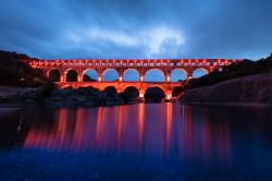 Foto notturna acquedotto romano di Pont du Gard ...