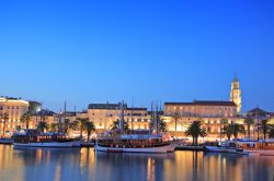 La baia di Spalato (Croazia) in versione notturna, con le barche a riposo nel porto e il lungomare illuminato - © Ljupco Smokovski / Shutterstock.com