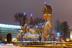 Minsk, Bielorussia: la chiesa cattolica dei Santi Simone e Elena, in Piazza dell'Indipendenza, in versione notturna è ancora più bella, anche se si nota meno il rosso brillante ...