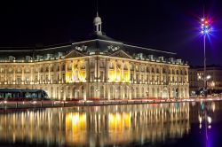 Foto notturna della piazza della Borsa a Bordeaux Francia - © Stephane Bidouze / Shutterstock.com