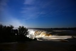 Foto notturna delle cascate di Iguazu in Brasile ...