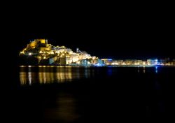 Foto notturna penisola di Peniscola Spagna con Castello di Papa Luna - © Alexander Tihonov / Shutterstock.com