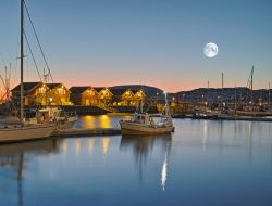 Foto notturna del porto di Bodo in Norvegia, ...