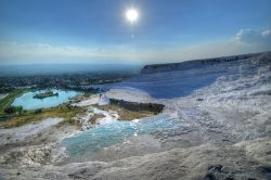 Una foto quasi surreale del paesaggio magico di Pamukkale in Turchia - © Mati Nitibhon / Shutterstock.com