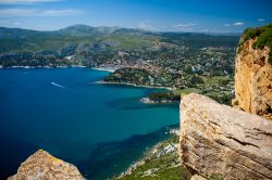 Foto panoramica di Cassis dalla Route des Cretes in Costa Azzurra, Provenza (Francia) - foto © Florian Augustin / Shutterstock.com