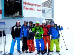 Foto ricordo alla stazione di mezzo Fernau nella valle dello Stubai, Austria.