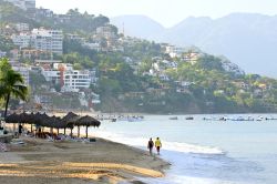 Spiaggia di Puerto Vallarta al mattino: il litorale dello Stato di Jalisco presenta un numero quasi infinito di spiagge che si susseguono per chilometri. Nella sola Puerto Vallarta e nelle immediate ...