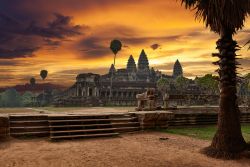 Foto di un tramonto infuocato a Angkor Wat in Cambogia - © Muzhik / Shutterstock.com