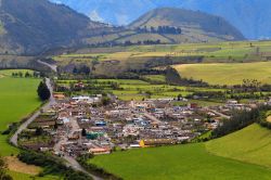 Veduta aerea di Lloa, pittoresco villaggio vicino a Quito, Ecuador, immerso tra le Ande e il verde abbagliante dei pascoli - © Ammit Jack / Shutterstock.com