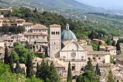 Veduta dall'alto di Assisi e della Chiesa di San Rufino.  Fulcro della "cittadella dei canonici", la fondazione del duomo attuale risalirebbe all'incirca all'VIII° ...
