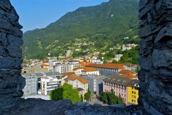 Fotografia di Bellinzona, ripresa da uno dei Castelli, inseriti tra i Patrimoni Unesco della Svizzera - © Anton_Ivanov / Shutterstock.com