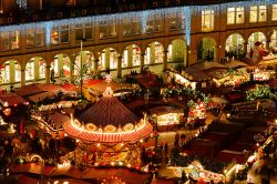 Fotografia dei Mercatini di natale a Dresda, che si svolgono durante l'Avvento in Germania - © LianeM / Shutterstock.com