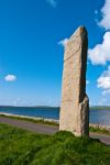 Fotografia del paesaggio sull'isola principale delle Orcadi, la Mainland, in Scozia. Vediamo uno dei tanti resti neolitici, un menhir. Le orcadi possiedono quattro siti archeologici eletti ...