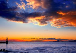 Tramonto a Formentera, Baleari, Spagna. Il faro del porto di La Savina guarda il faro dell'isola di Es Vedra, Riserva Naturale disabitata 2 km a sud-ovest di Ibiza - © holbox / Shutterstock.com ...