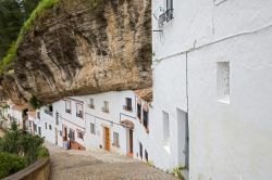 Gli edifici ricavati nelle rocce della gola del Rio Trjo a Setenil de las Bodegas, nei pressi di Ronda, in Andalusia - © FCG / Shutterstock.com