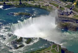 Fotografia aerea delle Niagara Falls: tra le tante attività, è possibile sorvolare le cascate con un tour in elicottero, della durata di pochi minuti, al costo di circa 130 $ a ...