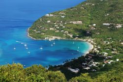 Fotografia aerea di una baia a Tortola, Isole Vergini Britanniche (BVI, Caraibi) - © Ramunas Bruzas / Shutterstock.com