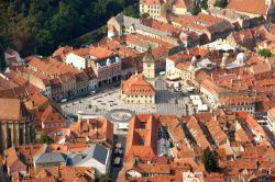 Fotografia aerea del centro storico di Brasov, Romania - Si presenta in tutto il suo splendore il cuore storico di Brasov soprattutto se visto dall'alto: la grande Piazza del Consiglio, ...