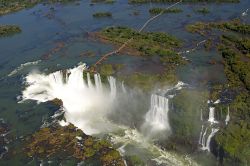 Fotografia aerea delle cascate di Foz du Iguacu in Brasile - © AdStock RF / Shutterstock.com