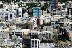 Veduta aerea di Wellington, capitale della Nuova Zelanda, nell'Isola del Nord: intorno al porto si sviluppa il Central Businness District, fitto di grattacieli tra cui il Majestic Centre ...
