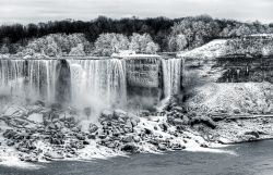 Fotografia delle Cascate del Niagara con la neve: in inverno il Canada raggiunge temperature polari e lo spettacolo delle cascate imbiancate, coperte di neve, è decisamente imperdibile ...