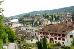 Il centro di Sciaffusa (Schaffhausen) circondato dalla natura della Svizzera settentrionale - © Jitchanamont / Shutterstock.com