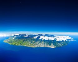 Veduta aerea dell'Isola de la Réunion (Isole Mascarene, Francia d'oltremare) incorniciata dall'Oceano Indiano, situata tra il Madagascar e l'isola di Mauritius - © ...