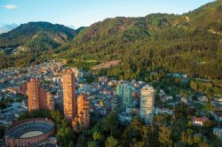 Veduta aerea di Bogotà, capitale della Colombia, con grattacieli e l'arena (Plaza de Toros) - © Jess Kraft / Shutterstock.com