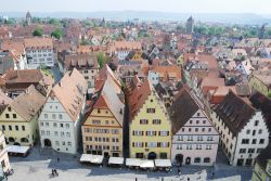 Foto panoramica su Marktplatz, Rothenburg - Questa suggestiva cittadina della Baviera, a 425 metri di altezza sul livello del mare, vanta come molte località tedesche una bella piazza ...