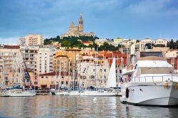 Fotografia del centro storico di Marsiglia, in alto Notre Dame de la Garde - © PHOTOCREO Michal Bednarek / Shutterstock.com 