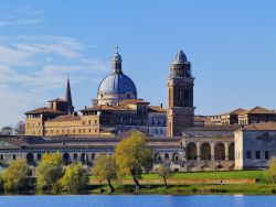 Fotografia dell'inconfondibile skyline di Mantova, il capoluogo di provincia più orientale della Lombardia, in Italia - © Karol Kozlowski / Shutterstock.com