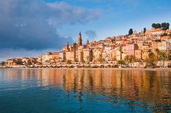 Fotografia della bella spiaggia di Mentone in Francia - © Martin M303 / Shutterstock.com