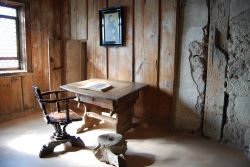 Fotografia della stanza all'interno del Castello di Wartburg dove Martin Lutero tradusse la Bibbia - © m.wolf / Shutterstock.com