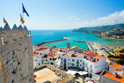 Fotografia di Peniscola come appare vista dal Castello dei Templari: ci troviamo nella Spagna - orientale, non distante da Valencia © Alexander Tihonov / Shutterstock.com