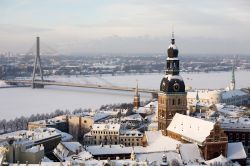 Fotografia di Riga con la neve: sullo sfondo il fiume Daugava. Il clima della capitale della lettonia è di tipo continentale - © Oleg Kozlov / Shutterstock.com