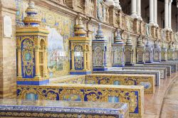 Lungo il perimentro della Piazza di Spagna, a Siviglia, se ne stanno le bellissime panchine di azulejos, le piastrelle di ceramica smaltata e decorata tipiche della tradizione spagnola e portoghese. ...