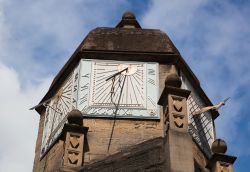 Fotografia di alcune meridiane a Cambridge, Inghilterra - In questa bella città britannica si trovano diversi quadranti solari. Sei di questi si trovano sulla cupola che sovrasta la Gate ...