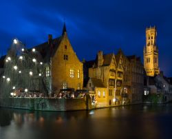 Fotografia notturna di Bruges, Belgio - Atmosfera magica per le festività natalizie di Bruges quando i canti di Natale si diffondono nell'aria e le illuminazioni con cui la città ...