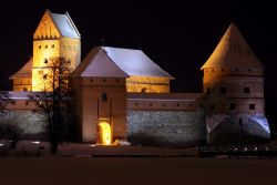 Fotografia notturna di Trakai in inverno, dopo una nevicata. Ci troviamo in Lituania, a circa 30 km da Vilnius - © Alexey Goosev / Shutterstock.com