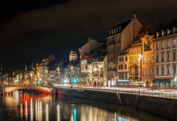 Fotografia notturna delle case di Strasburgo sul fiume Ill, Francia - Una suggestiva immagine scattata al calar del sole che ritrae le tipiche abitazioni di Strasburgo: le luci serali contribuiscono ...