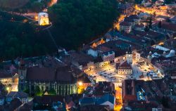 Fotografia notturna del centro storico di Brasov, Romania - Suggestivo tanto di giorno quanto la sera, con le luci della città ad illuminarne edifici e monumenti, il cuore di Brasov si ...