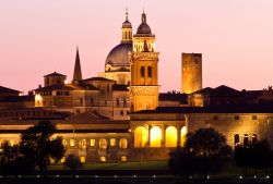 Fotografia notturna, poco dopo al tramonto, del centro di Mantova con i suoi principali edifici storici - © lsantilli / Shutterstock.com