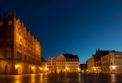 Fotografia notturna della piazza centrale di Stralsund, la cittò portuale del nord della Germania, nel Land di Meclemburgo-Pomerania - © BiFretschi / Shutterstock.com