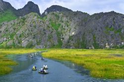 Fotografia del paesaggio, Ninh Binh, Vietnam: è una delle immagini classiche del paesaggio di Tam Coc nei pressi della città di Ninh Binh. Con le imbarcazioni a remi si raggiungono, ...