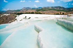 Fotografia del paesaggio incantato delle terme di Pamukkale, uno dei Patrimoni dell'Umanità dell'UNESCO della Turchia - © In Green / Shutterstock.com