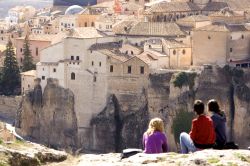 Veduta aerea di Cuenca, La Mancia, Spagna. Il centro storico è stato dichiarato Patrimonio dell'Umanità dall'UNESCO nel 1996: merito soprattutto delle case sospese, di ...