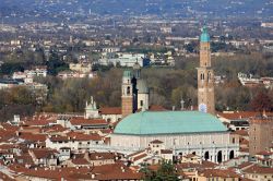 Ammirando Vicenza dall'alto è impossibile non notare la bella e imponente Basilica Palladiana - © federicofoto / Shutterstock.com