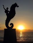 Statua a Puerto Vallarta: il lungomare - o malecòn - di Puerto Valalrta ospita uno dei simboli della città, la Estatua del Caballito de Mar che rappresenta un bimbo nudo che cavalca ...